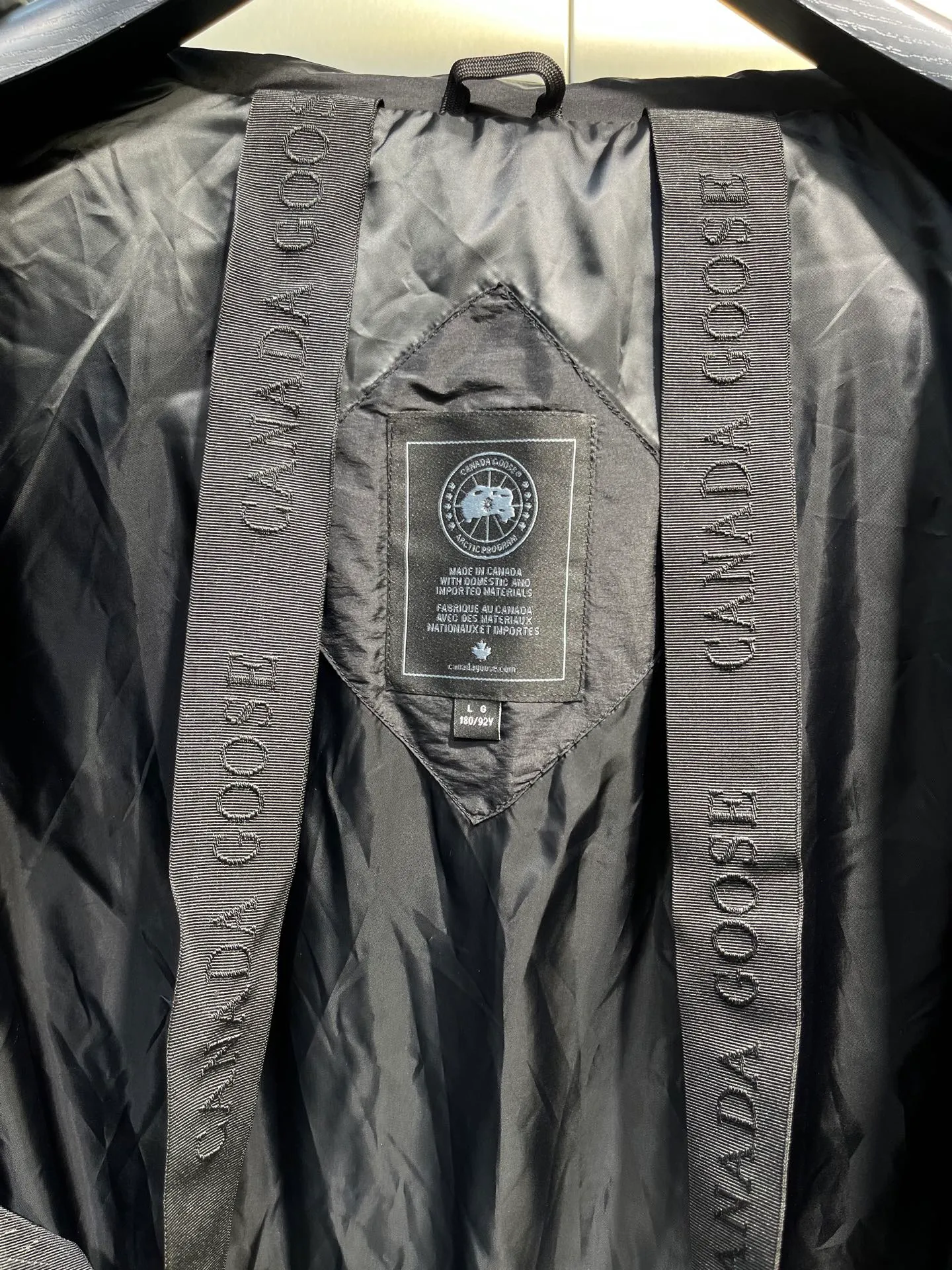 P800 Canada gooes】Large Goose Sleeve Stand Collar Down Jacket The Lawrence Down Jacket provides essential protection for everyday adventures. Delicately soft fabric, this is a water-repellent fabric that is soft to the touch yet durable. Filled with extremely fluffy white duck down. This piece has a quilted body and structured down. Padded collar and reflective double-stripe grip tape. Extended hem and tucked-in inner rib-knit cuffs.  Size: XS-2XL